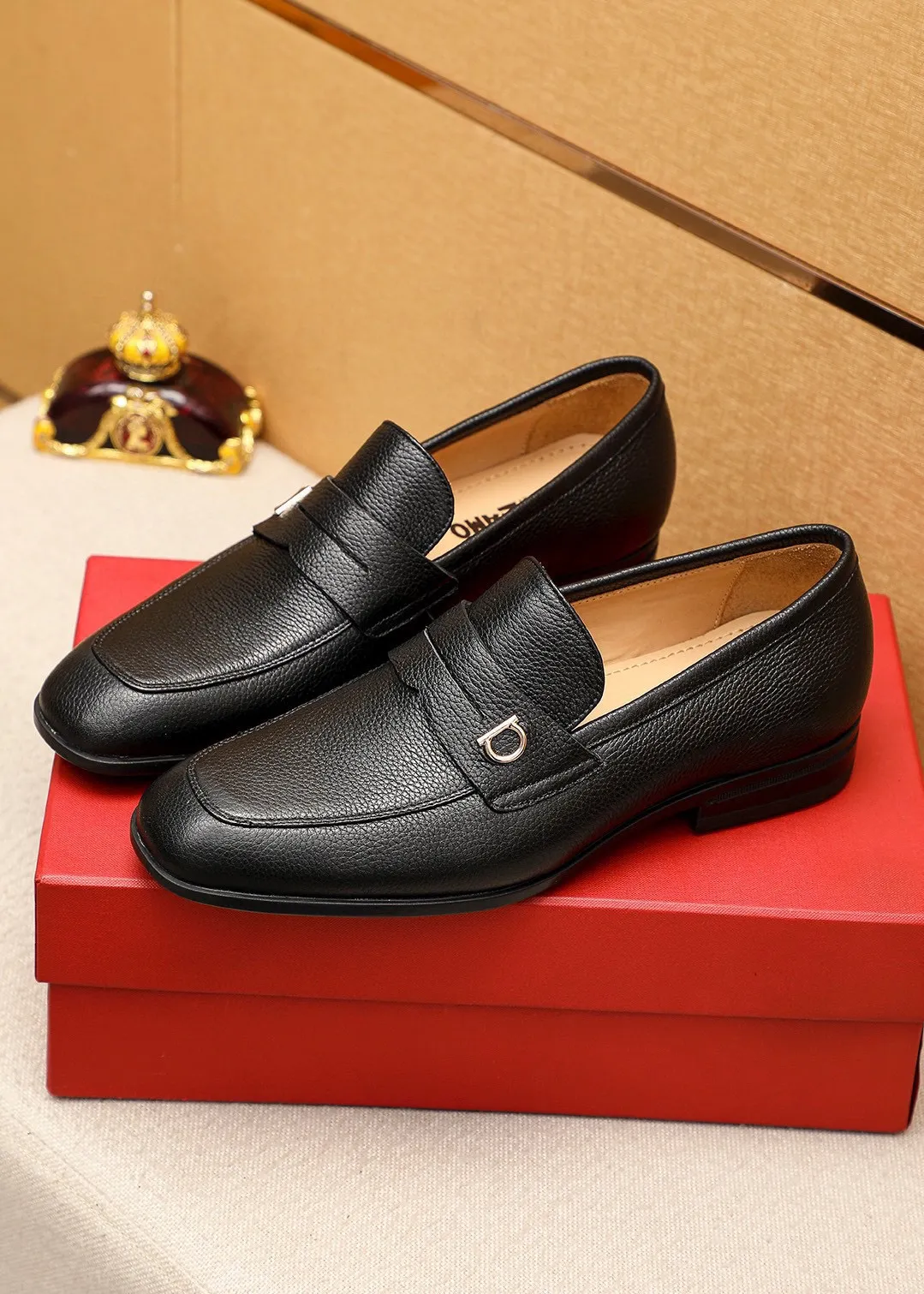 Men's shoes 💰480 💐 Product trademark: Ferragamo "Ferragamo" casual leather shoes Regular size: 38-44 (45🉑️customized) Product materials: Selected imported first-layer pebbled cowhide leather upper + luxury hardware buckle, imported water-dyed cow leather lining. Strong three-dimensional visual effect, original rubber outsole Color: 3⃣️seed leather materials available